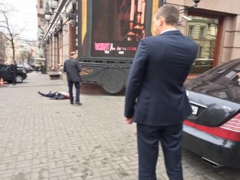 В сети появилось видео первых минут после убийства Вороненкова