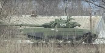 Россия стягивает современные танки к границе с Украиной (видео)