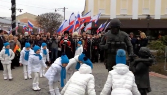 В Крыму детей заставили кланяться памятнику оккупанту: видео