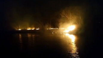 В Киеве на Осокорках горел луг, росСМИ пытались сочинить фейк (видео)