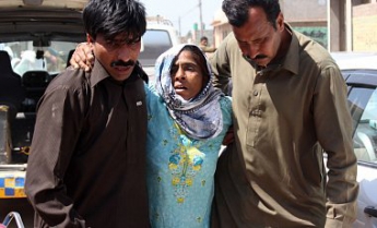 В Пакистане в духовном центре убили 20 человек
