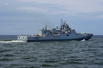Военный корабль России плывет к эсминцам США, которые атаковали Сирию