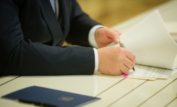Порошенко подписал закон об отмене печатей