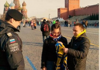 В Москве футбольных фанатов из Ростова чуть не задержали из-за желто-синего шарфа, напоминающего флаг Украины. ФОТО