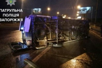 В Запорожье на дамбе перевернулась маршрутка, пострадали 8 человек (фото)