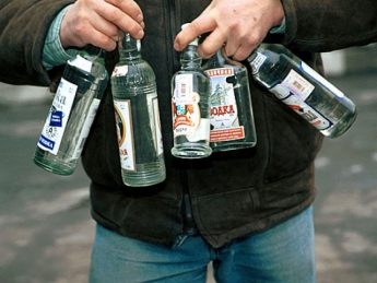 Полиция поймала серийного выпивоху, который  повадился воровать водку из магазинов