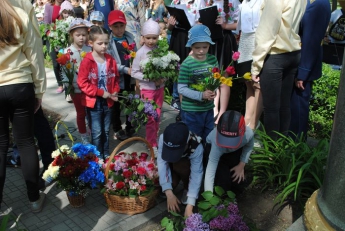 Живые цветы и вечная память героям. В Мелитополе прошли митинги у мемориалов (фото)