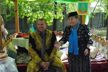 Как на празднике урожая крымские татары на мэра восточный халат примеряли (фото)