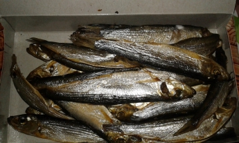 Поели рыбки. Товар с неприятным "сюрпризом" продали в АТБ (фото)