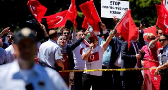В Вашингтоне охранники Эрдогана напали на протестующих: видео