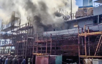 В Николаеве горит судно ВМС Украины