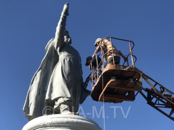 Памятник Богдану Хмельницкому лишился булавы