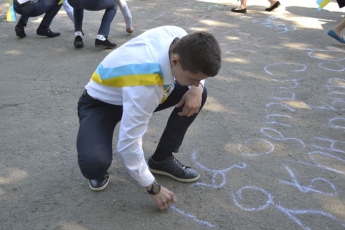 Выпускники "увековечили" пожелания родной школе (фото, видео)