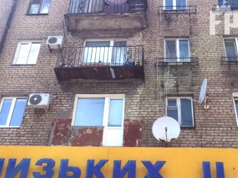 В центре Запорожья за зданием облсовета на аптеку рухнул балкон (фото)