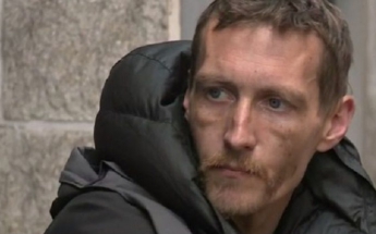 Бездомный, выносивший окровавленных детей из стадиона Манчестера, получил жилье, деньги и статус "героя"