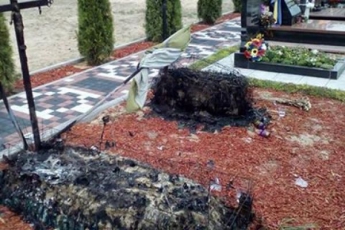 Под Киевом на кладбище вандалы сожгли могилы бойцов АТО