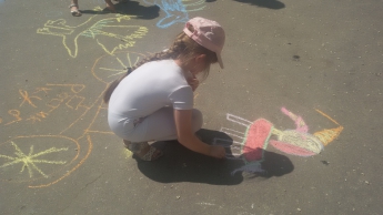 Детвора разрисовала асфальт в парке (фото)