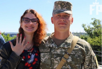 В Запорожье солдат сделал девушке оригинальное предложение руки и сердца
