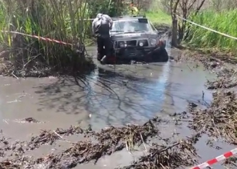 Под Запорожьем гонщики зрелищно топили машины в болоте (ВИДЕО)