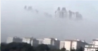 В небе над Китаем увидели летающий город: опубликовано впечатляющее видео