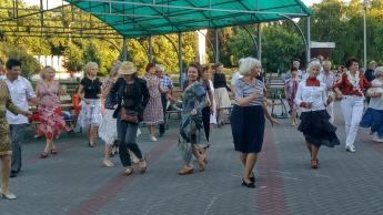 В Запорожье прямо на улице провели мастер-класс по латиноамериканским танцам