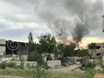 В Мелитополе горит завод (добавлено видео)