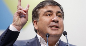«Как все смертные, в порядке очереди», - Саакашвили поймали в момент получения биометрического паспорта (фото)