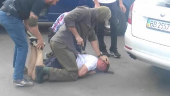 У Києві на хабарі затримали голову громадської організації, який вимагав гроші у підприємства (фото)