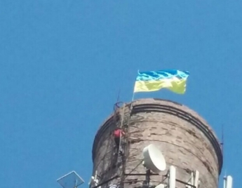 На самой высокой трубе в Мелитополе высотник повесил флаг (фото)