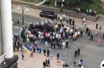 Пьяный "мажор" на Porsche въехал в толпу в центре Киева (видео)