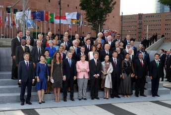 "Случайно затоптали Путина": в сети смеются над фото с G20