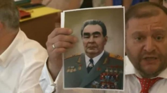 Цирк у Раді: Добкін показав портрет Брежнєва і поскаржився на ГПУ