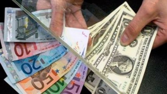 Украинцы беспощадно расстаются с долларами