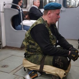 “Не був в Україні – не було й ніг!”: В мережі обговорюють фото жебрака в пітерському метро