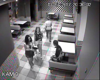 Юная посетительница кафе украла сумку из туалета (фото)