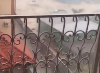 Во время урагана в Кирилловке в районе Бирючего с домиков сносило крыши (добавлено видео)
