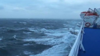 Дикий шторм: в Крыму не могут спасти экипаж затонувшего сухогруза