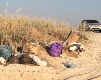Курортники превратили заповедную зону в мусорную свалку (фото)