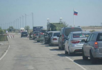 Россия ожидаемо "поздравила" украинцев и создала очередь на границе с Крымом (фото)