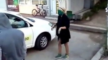 В России таксист заставил умыться зеленкой не расплатившихся девушек (видео 18+)
