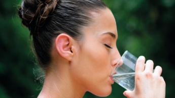 Ученые выяснили, сколько нужно пить воды, чтобы не навредить организму