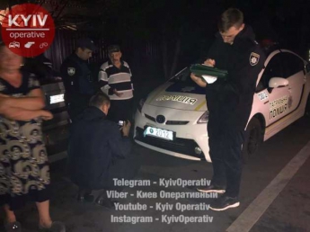 В Киеве пьяная компания избила полицейских и разгромила их авто (фото, видео)