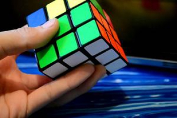 В США подросток побил рекорд по сборке кубика Рубика: видео