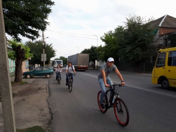 Зам мэра пересел на велосипед, чтобы провести экскурсию по городу для советника Министра культуры