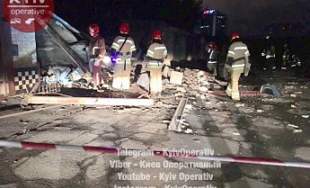 В Киеве ночью с грохотом обрушились три гаража
