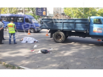 В Мелитополе грузовик сбил насмерть женщину (фото)