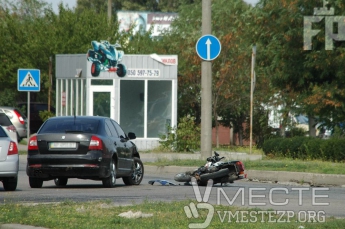 В Запорожье легковушка сбила мотоциклиста (фото)