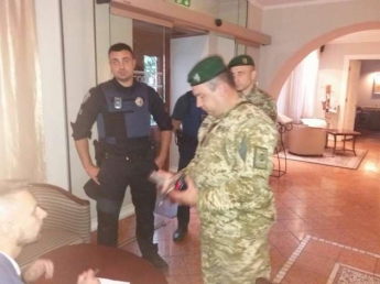 Полиция и пограничники: к Саакашвили в отель нагрянули незваные "гости" (видео)
