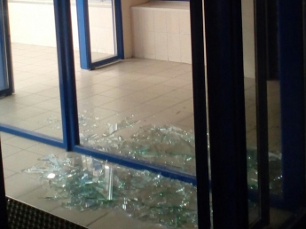 "Фантомас" разбушевался. Мужчина побил стекла в супермаркете АТБ (фото)