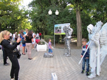 В парке гостей встречали рыцари (фото)